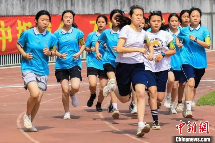 中新教育｜广州中考体育考试超6成考生同时选择足球和一分钟跳绳-中新网